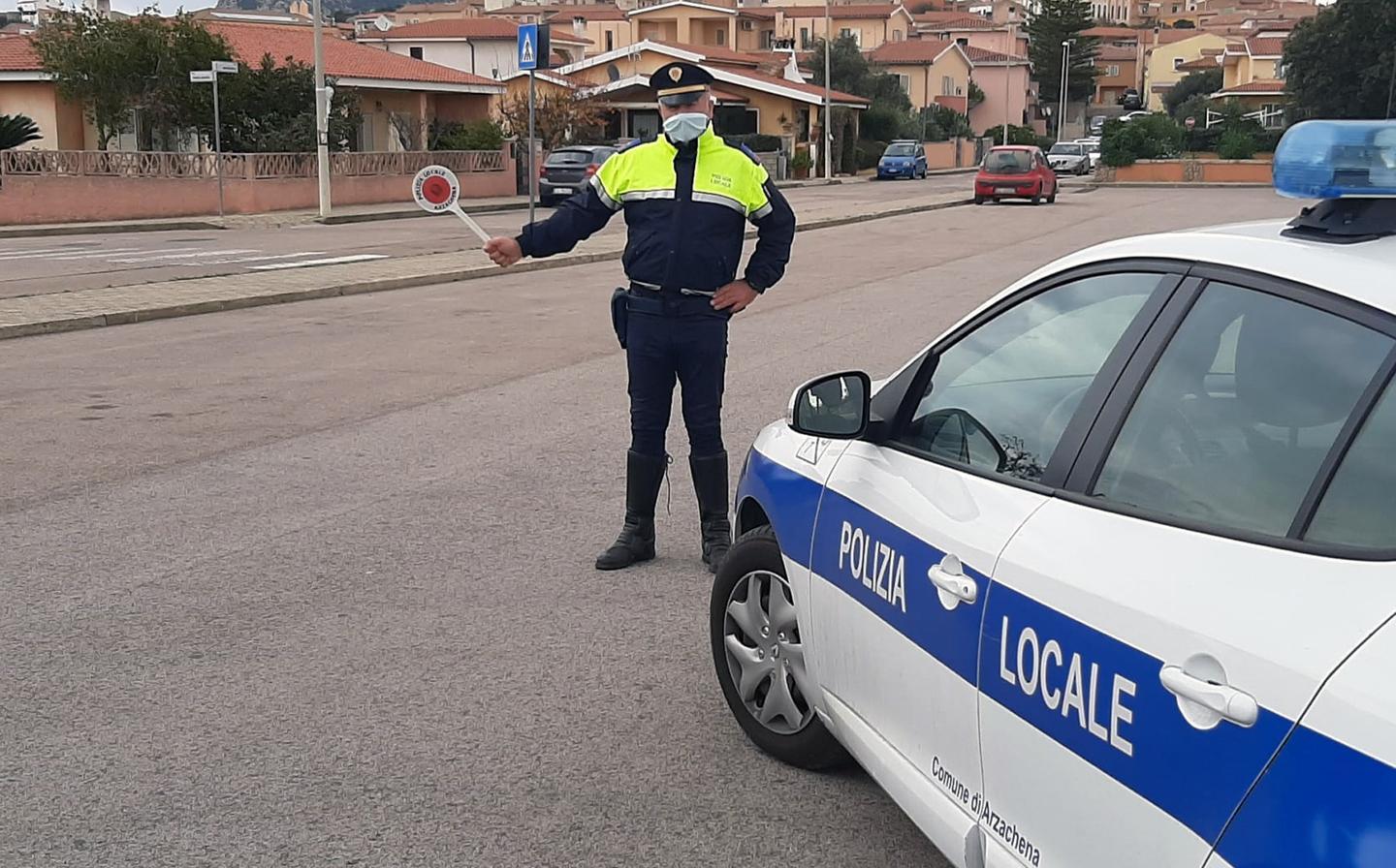 In giro senza mascherina i vigili multano 16 persone 
