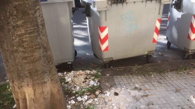 In via Napoli è uno slalom tra feci di cani e buche 