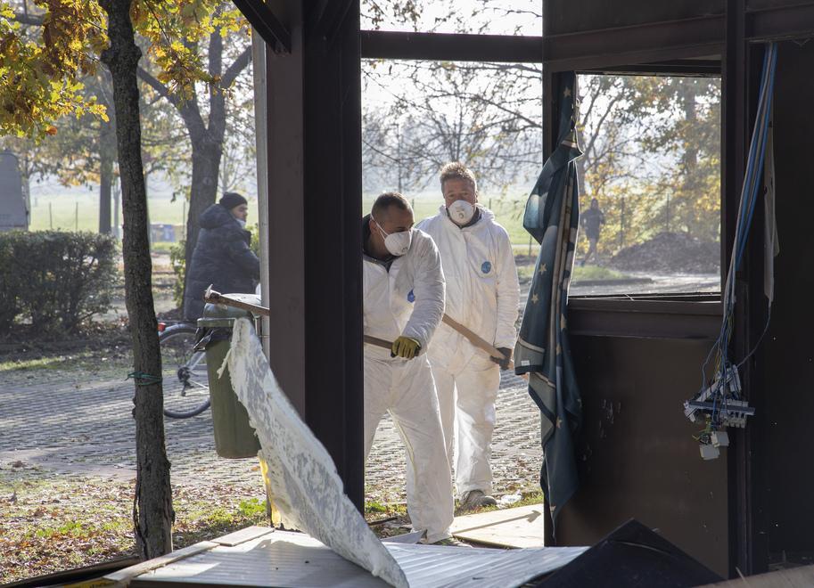 Modena Parco Ferrari, demolite le baracchine  nel degrado 