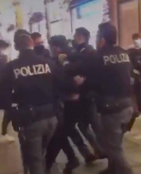 Modena Fermato il “capo” di piazza Roma Rivolta social contro la polizia 