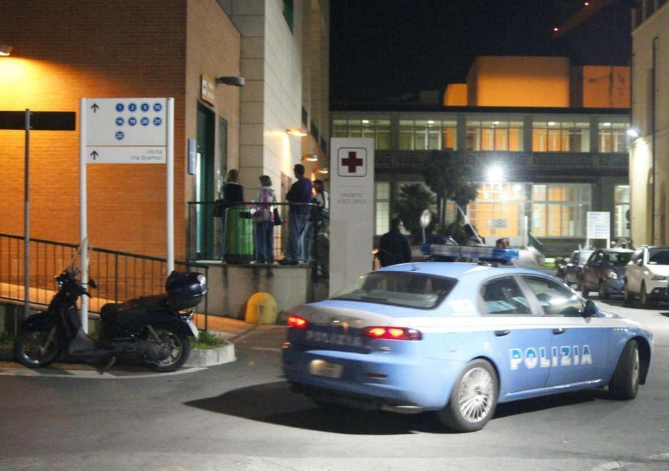Aggredisce un medico del pronto soccorso, ma lui è un atleta di karate e lo butta fuori 