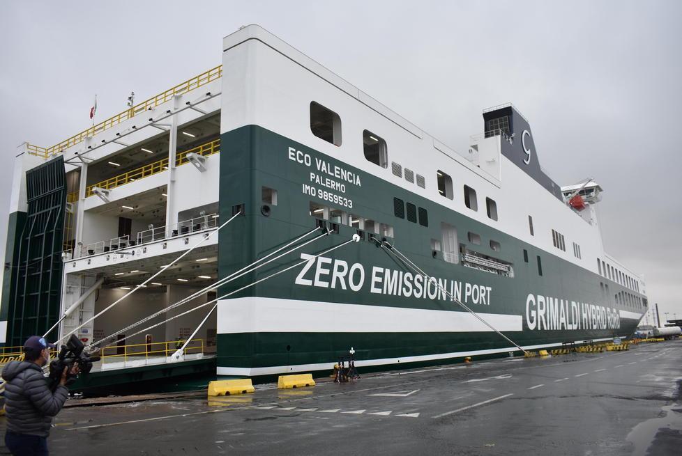 la Eco-Valencia ormeggiata a banchina nel porto di Livorno