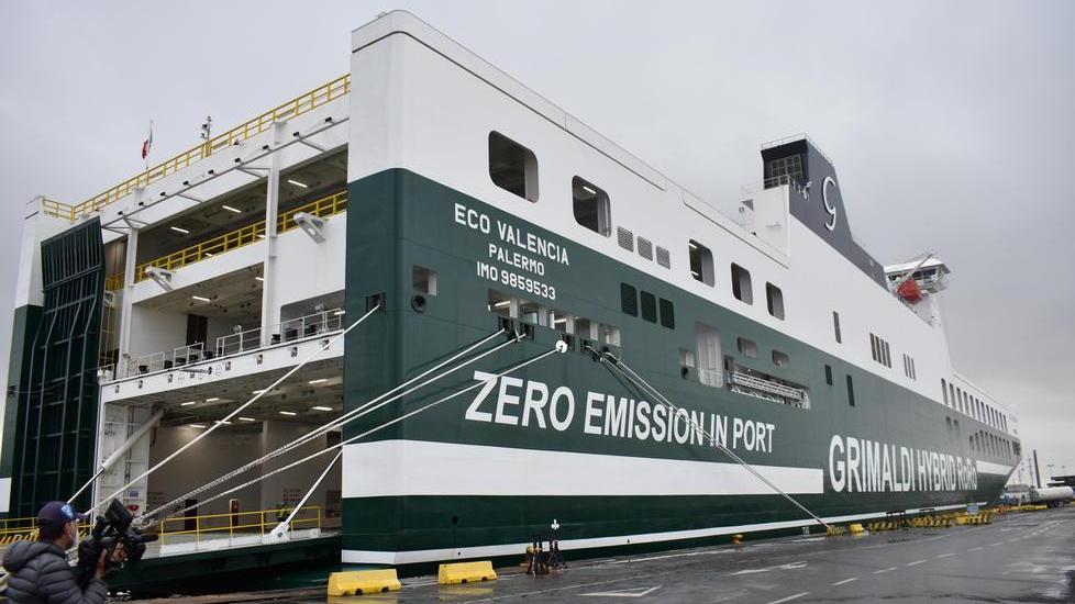 la Eco-Valencia ormeggiata a banchina nel porto di Livorno