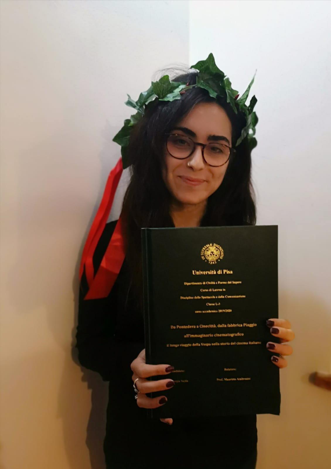 La neo laureata Giorgia Sapia con in mano la tesi sulla Vespa e il cinema