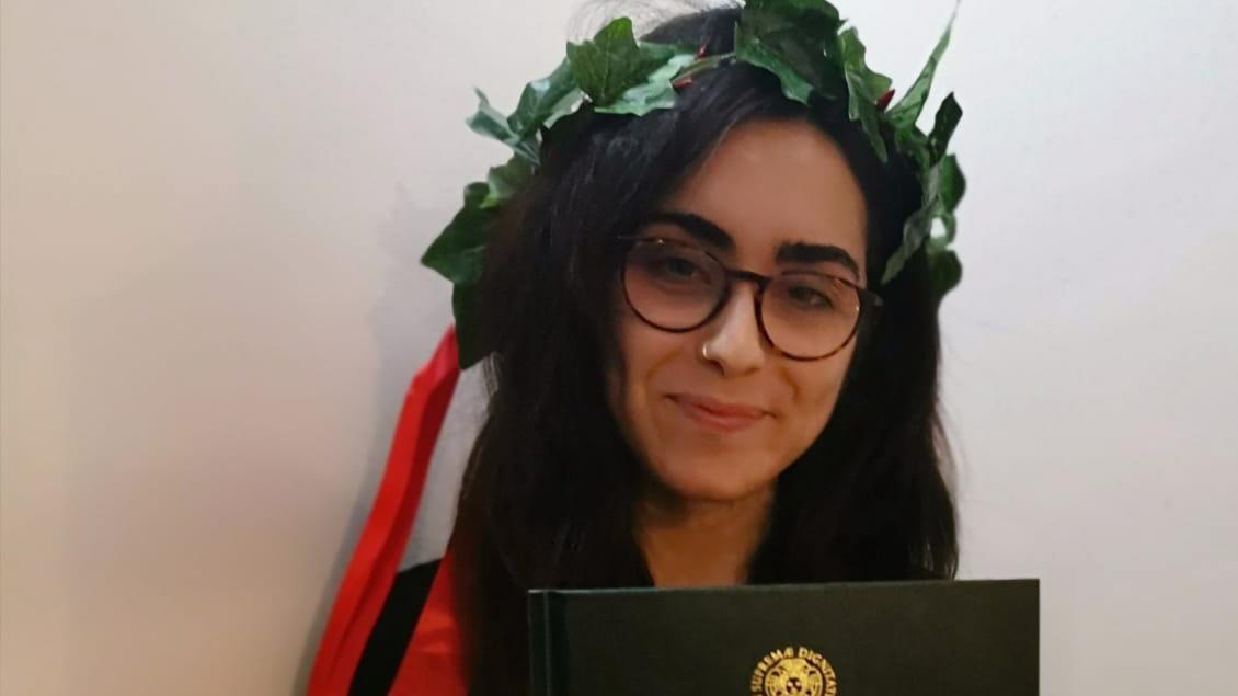 La neo laureata Giorgia Sapia con in mano la tesi sulla Vespa e il cinema