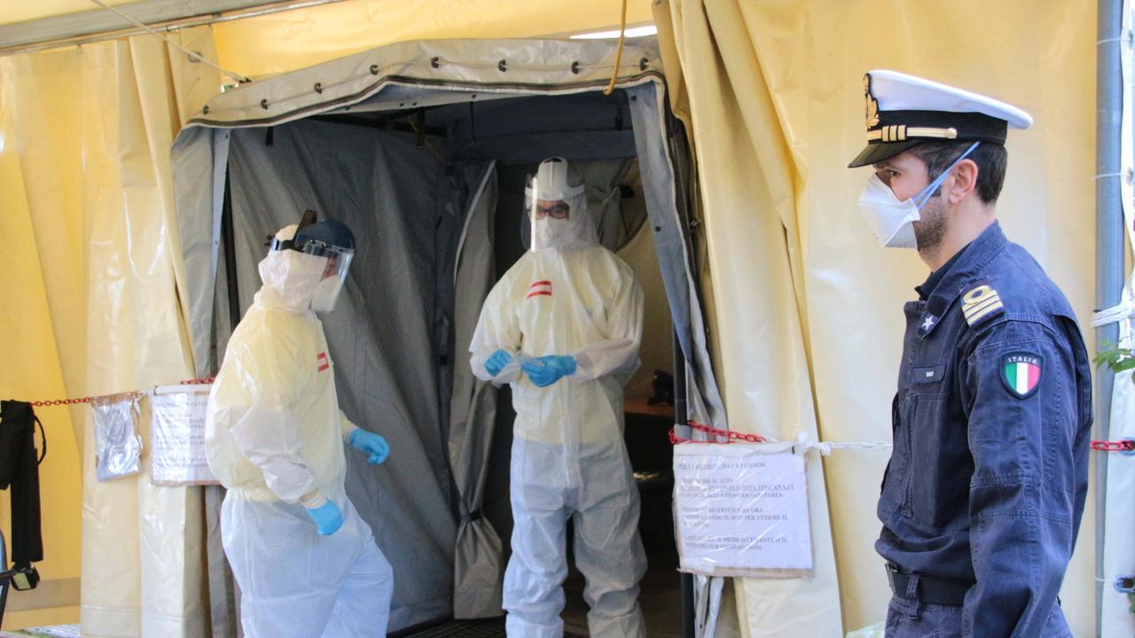 I militari della Marina al lavoro all’ospedale Versilia per eseguire i test (Fotoservizio Ciurca/Paglianti)