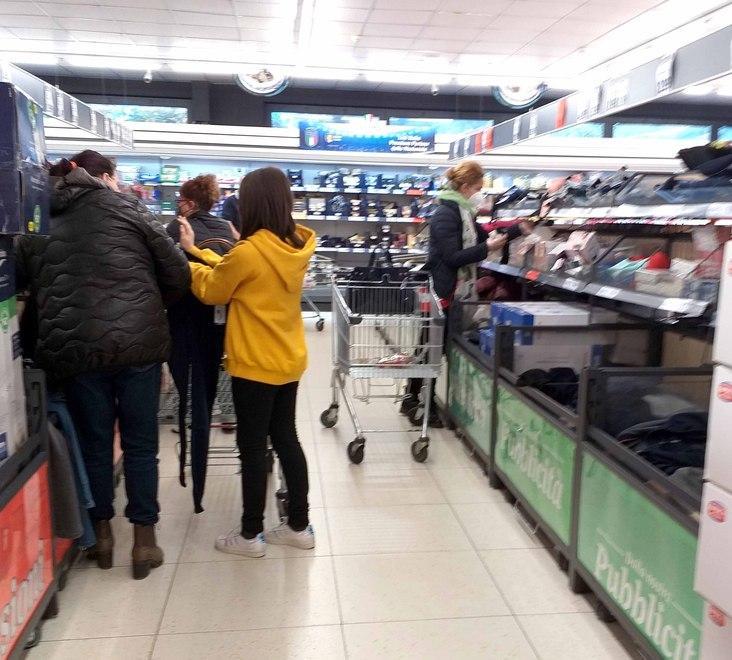 Corsa pazza alle scarpe al Lidl di Massa: in un’ora scaffali vuoti 