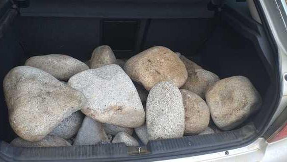 In una casa 600 kg di pietre prese in spiaggia Villasimius