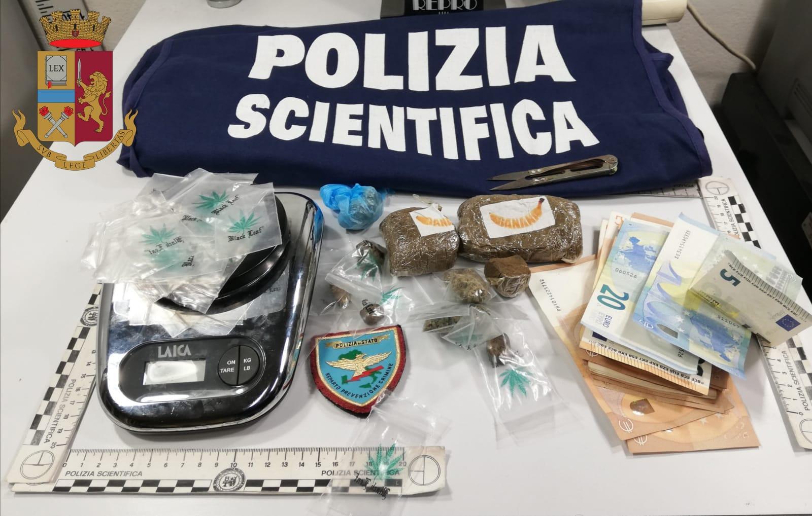 La droga e il denaro sequestrati dalla polizia ad un giovane di San Giovanni Valdarno