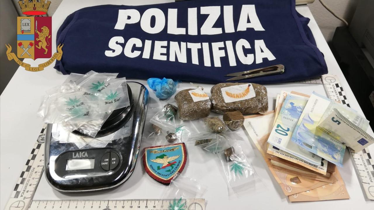 La droga e il denaro sequestrati dalla polizia ad un giovane di San Giovanni Valdarno