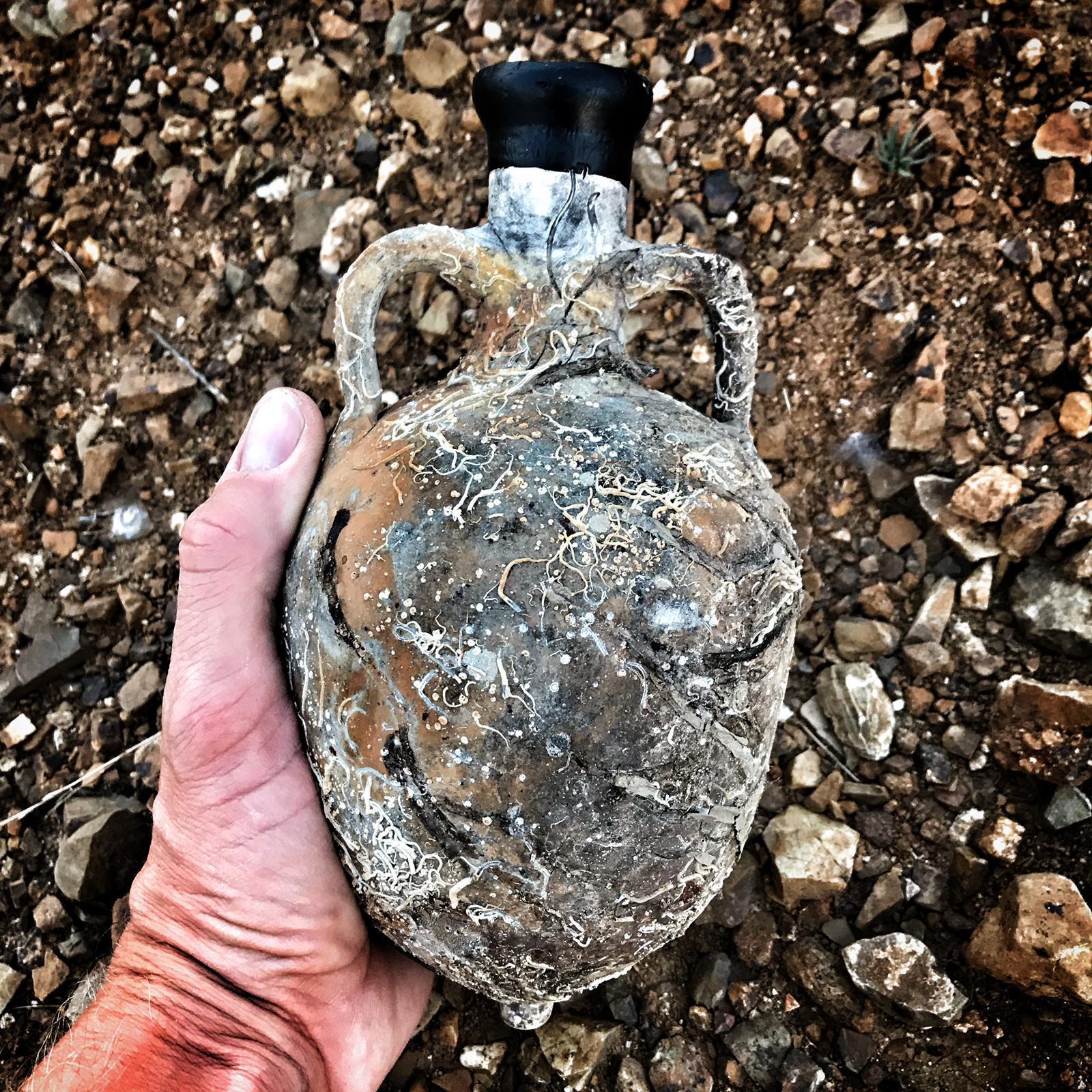 Una delle anfore con il prezioso vino di Podere San Cristoforo “lavorata” dal mare