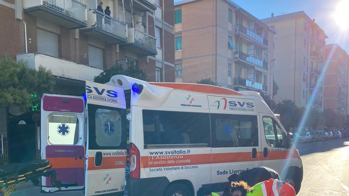 La donna investita in via Toscana assistita dai volontari della Svs