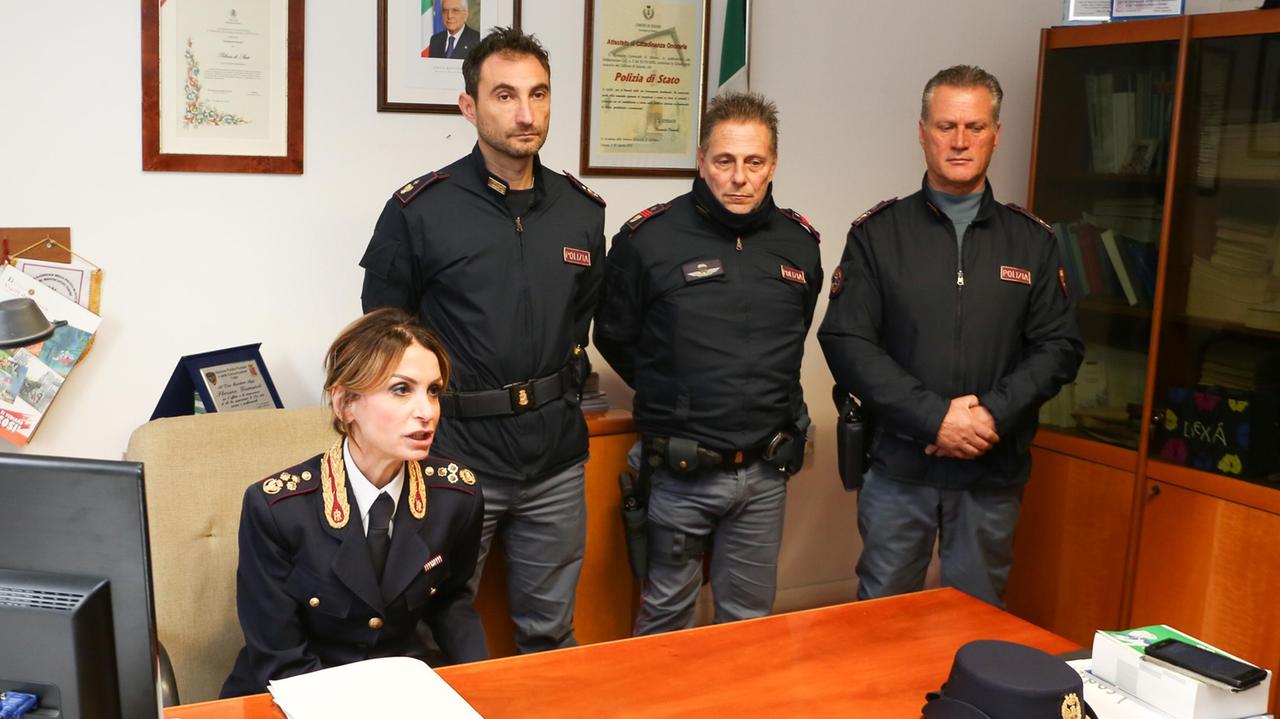 La vicequestore Floriana Gesmundo con alcuni agenti del Commissariato di Pescia