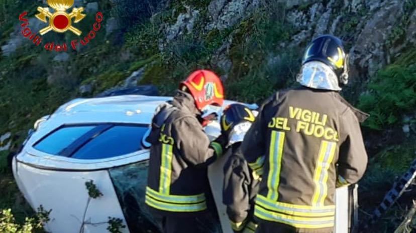 Perde il controllo dell'auto sulla 131 Dcn, ferita una 23enne di Cagliari