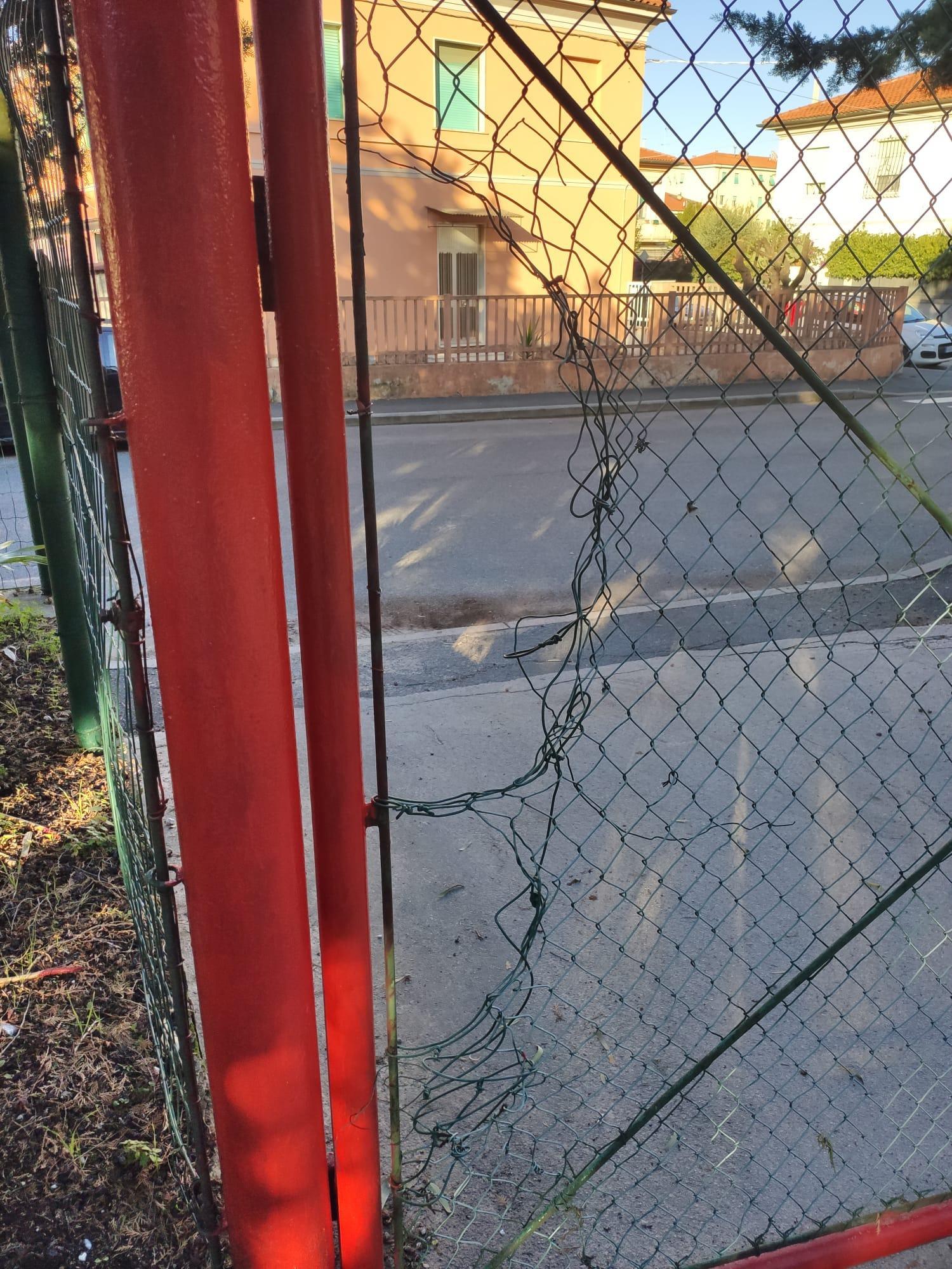 La rete di recinzione squarciata dai ladri