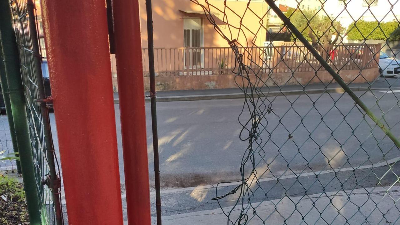 La rete di recinzione squarciata dai ladri