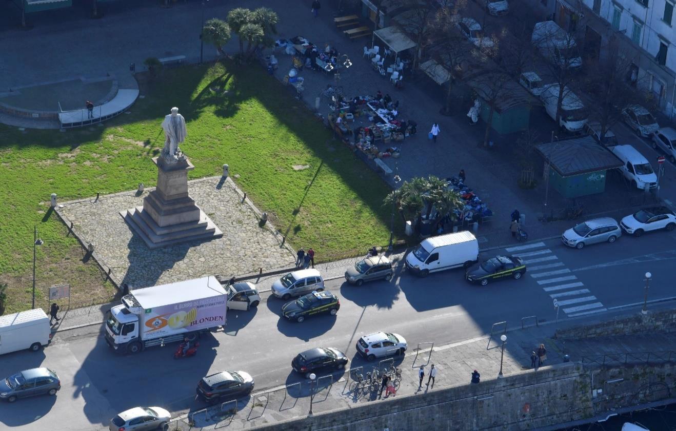 Una veduta area di piazza Garibaldi: il cuore dello spaccio livornese