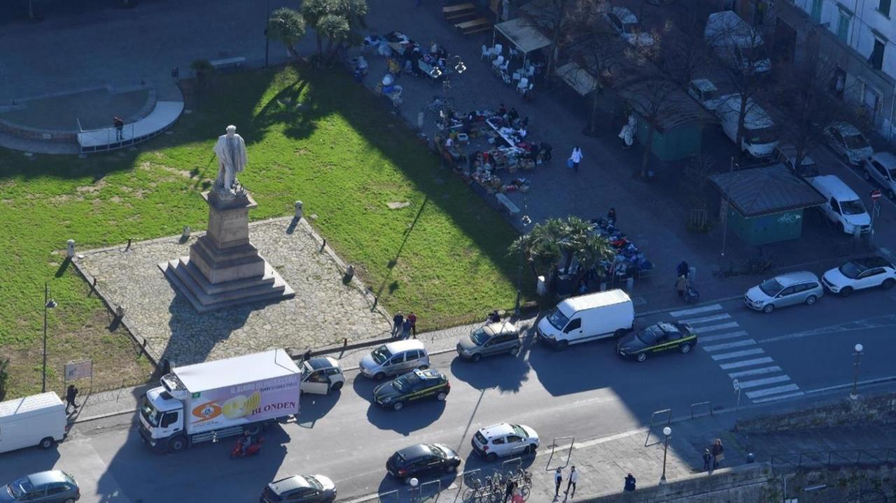 Una veduta area di piazza Garibaldi: il cuore dello spaccio livornese