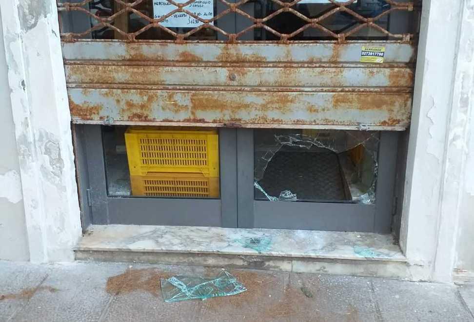 Sfondano la porta dell’ortofrutta per rubare gli spiccioli