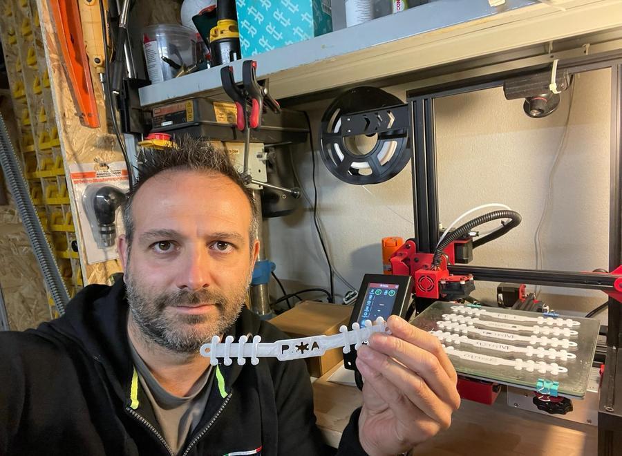 Riccardo Salvadori mostra i supporti stampati in 3D