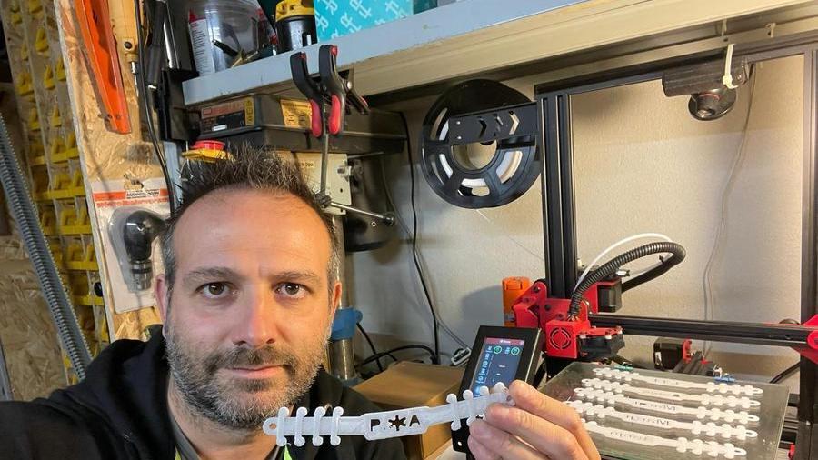 Riccardo Salvadori mostra i supporti stampati in 3D