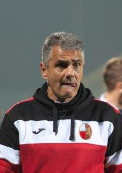 Il tecnico rossonero mai sconfitto contro i sardi 