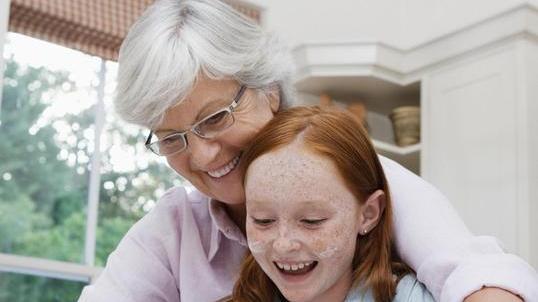 Nonne e nipoti insieme con le antiche ricette