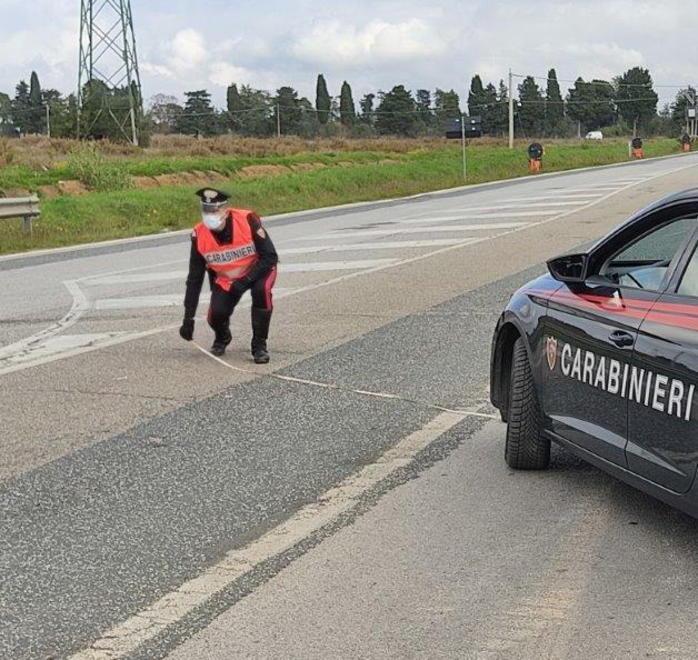 Guida ubriaca, finisce fuori strada «Non ero io, hanno rubato l’auto»