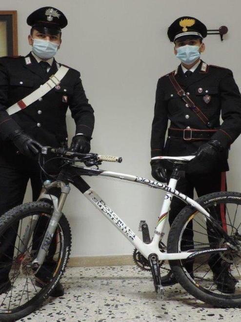 Bici da migliaia di euro ritrovata dai carabinieri dopo sei mesi dal furto