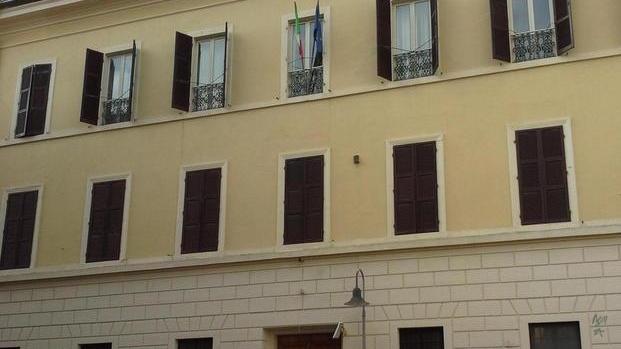 Disegna svastiche all’Archivio poi si costituisce