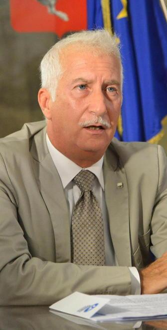 Fiori, piante, semi e fertilizzanti in vendita nei mercati rionali