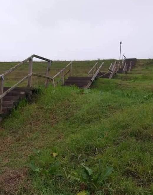 La scalinata sul fiume è nel totale abbandono Lunghi mesi di attesa 