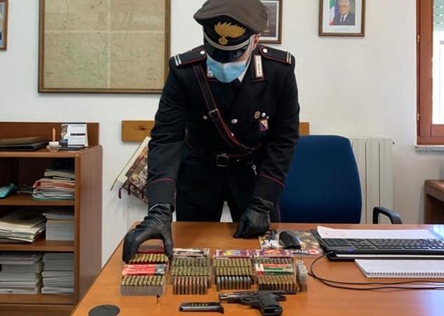 Nule, pistola con colpo in canna sotto il divano: arrestato 47enne