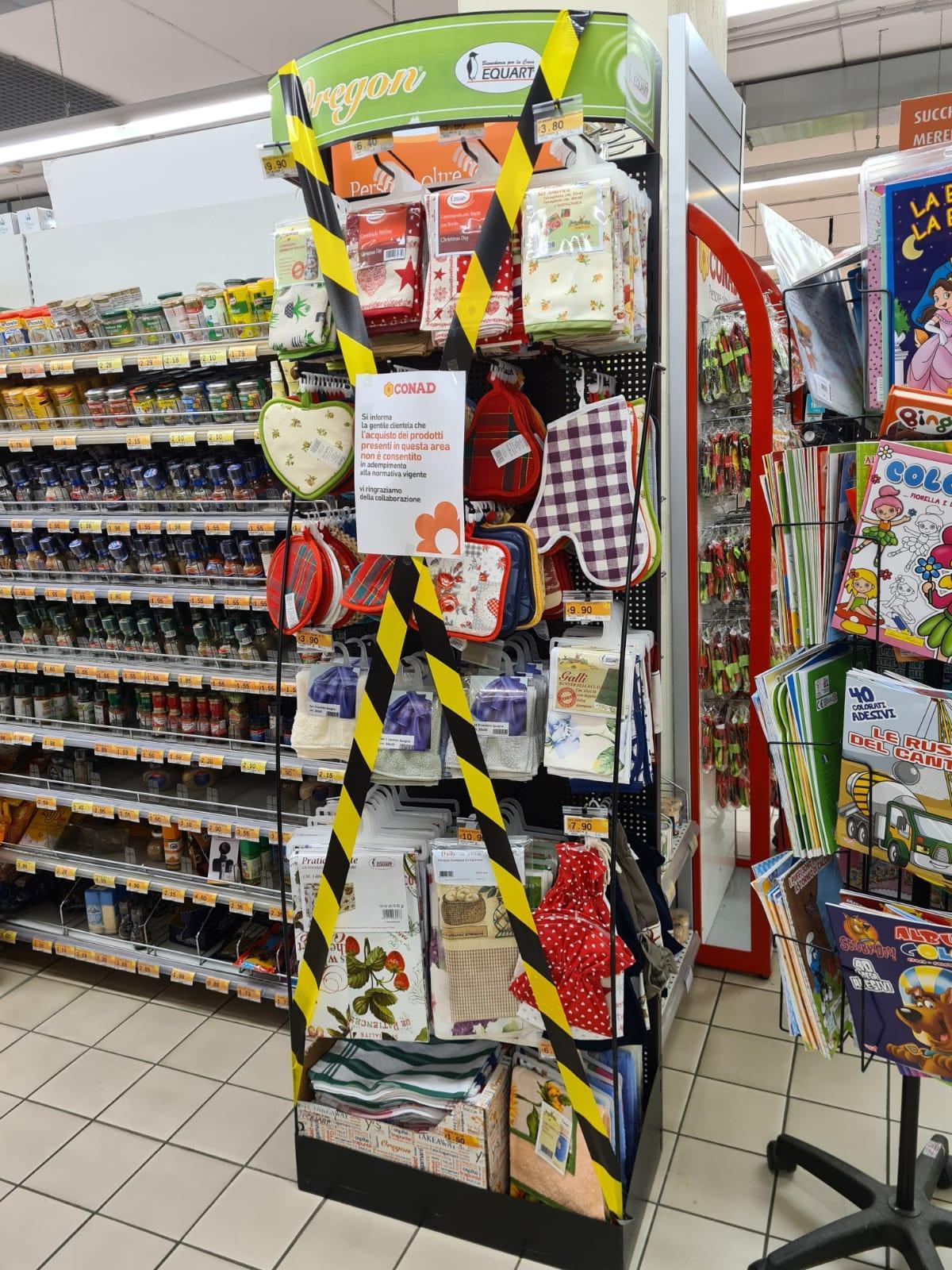 Chiusi i negozi per regali e addobbi: «Ma al supermercato si compra tutto» 