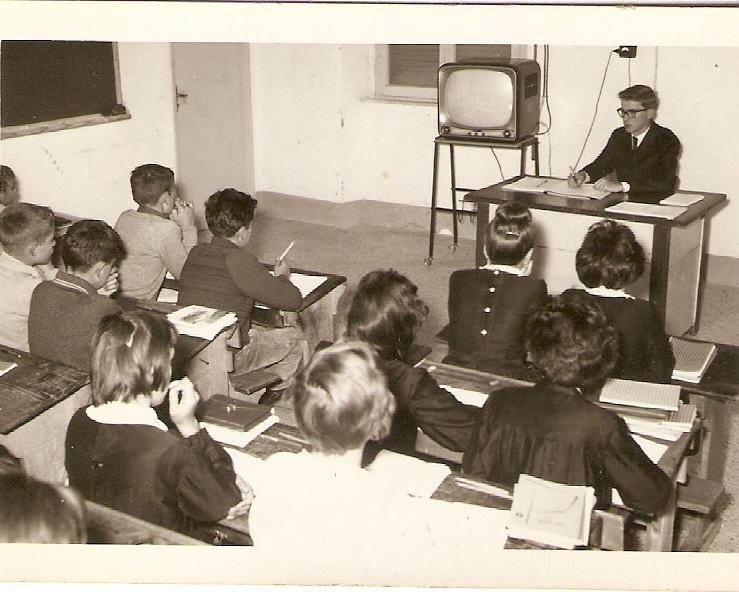 Il televisore, il maestro e una classe attentissima: la Telescuola Rai all’Olmini nel 1960