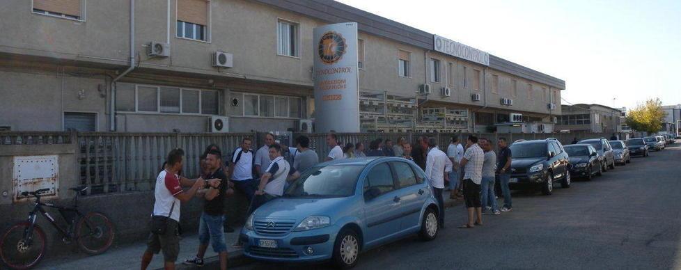 Un presidio dei lavoratori all’esterno della Tecnocontrol a Pontedera (foto Franco Silvi)