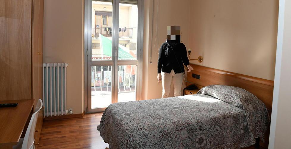 La stanza di un albergo sanitario di Lucca (foto archivio)