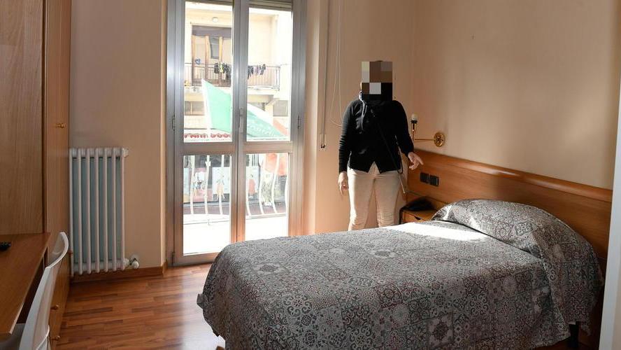 La stanza di un albergo sanitario di Lucca (foto archivio)