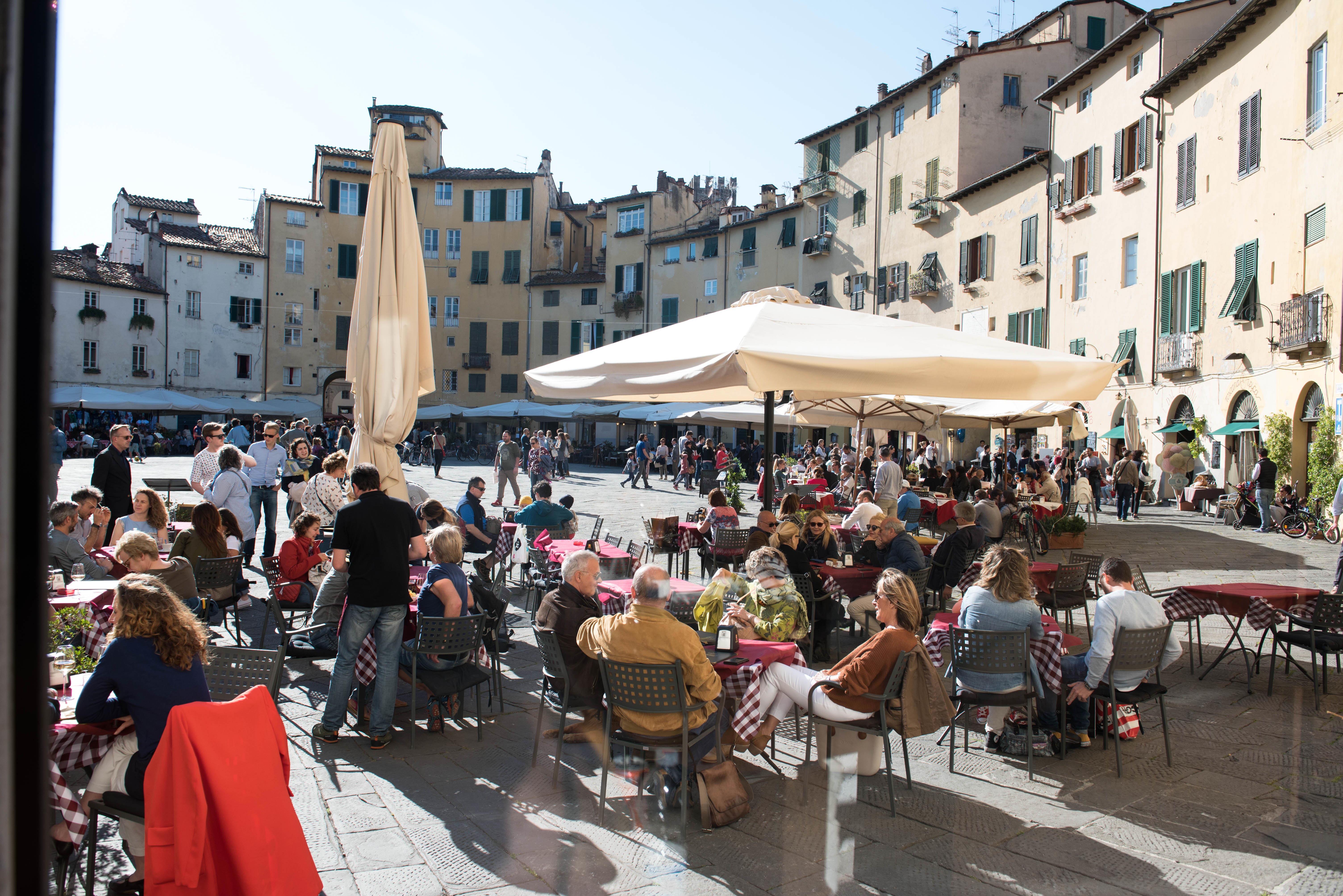 Turisti in piazza Anfiteatro a Lucca (foto d’archivio)