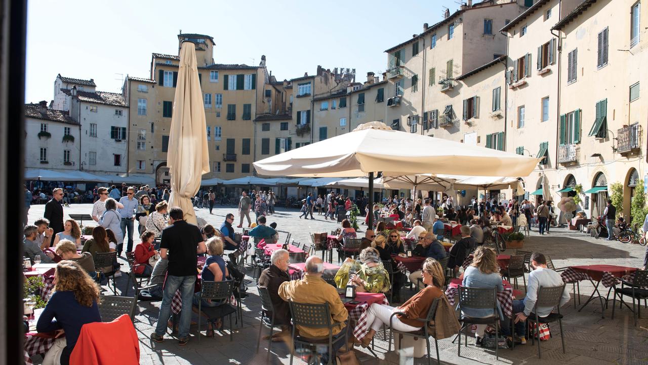 Turisti in piazza Anfiteatro a Lucca (foto d’archivio)
