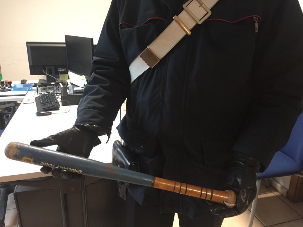 Insegue il fratello e lo minaccia con una mazza da baseball, denunciato un 55enne