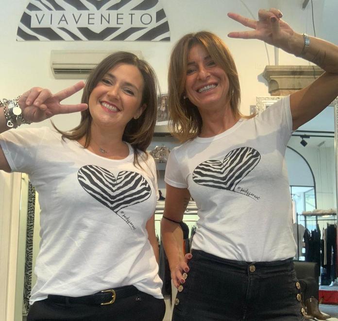 Il negozio è chiuso ma Roberta si reinventa: commerciante e modella per le sue collezioni 