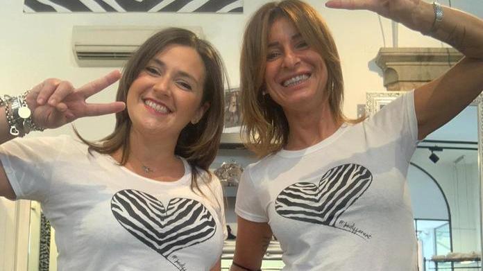 Il negozio è chiuso ma Roberta si reinventa: commerciante e modella per le sue collezioni