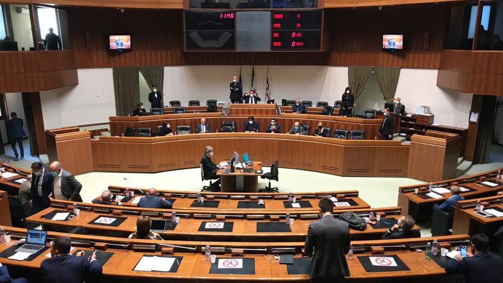 Caso discoteche, mozione di sfiducia a Solinas: in aula inizia la discussione