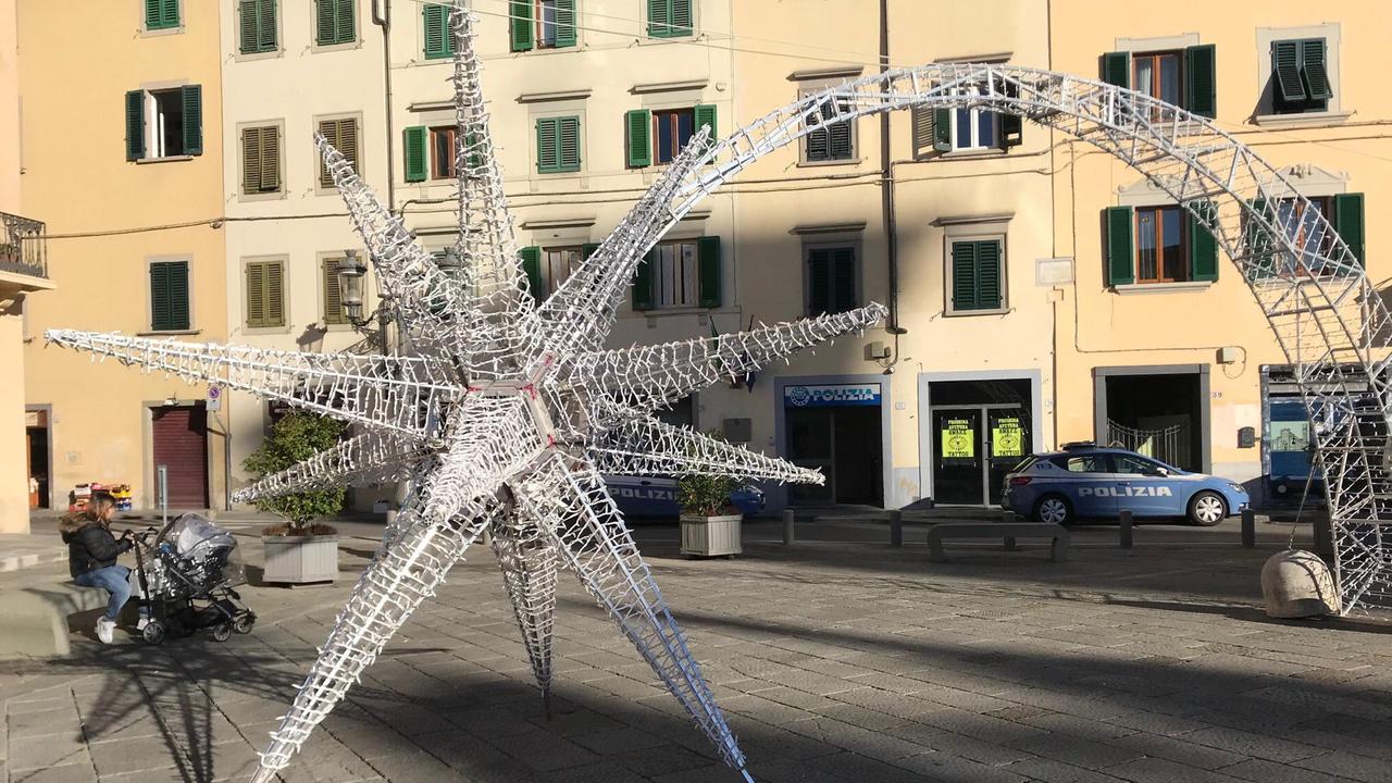 L'installazione della grande stella cometa in piazza del Duomo
