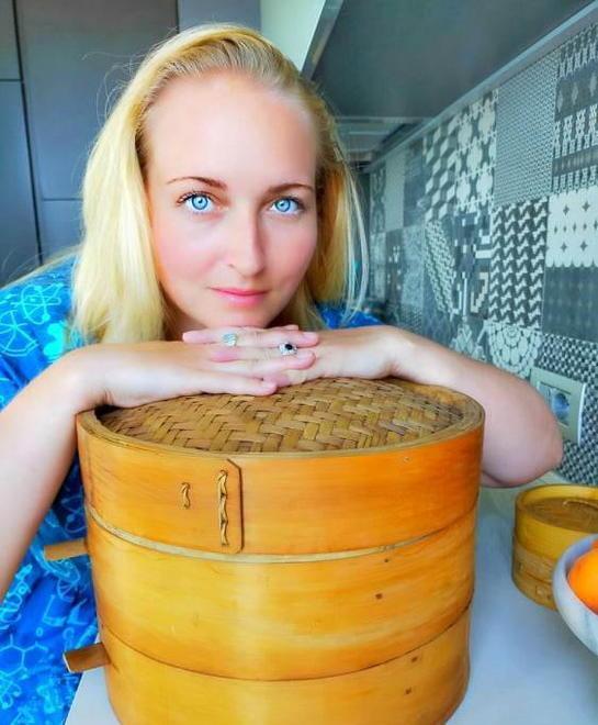 Nella cucina a colori di Shamira Gatta bolle anche il cacciucco a vapore - Video