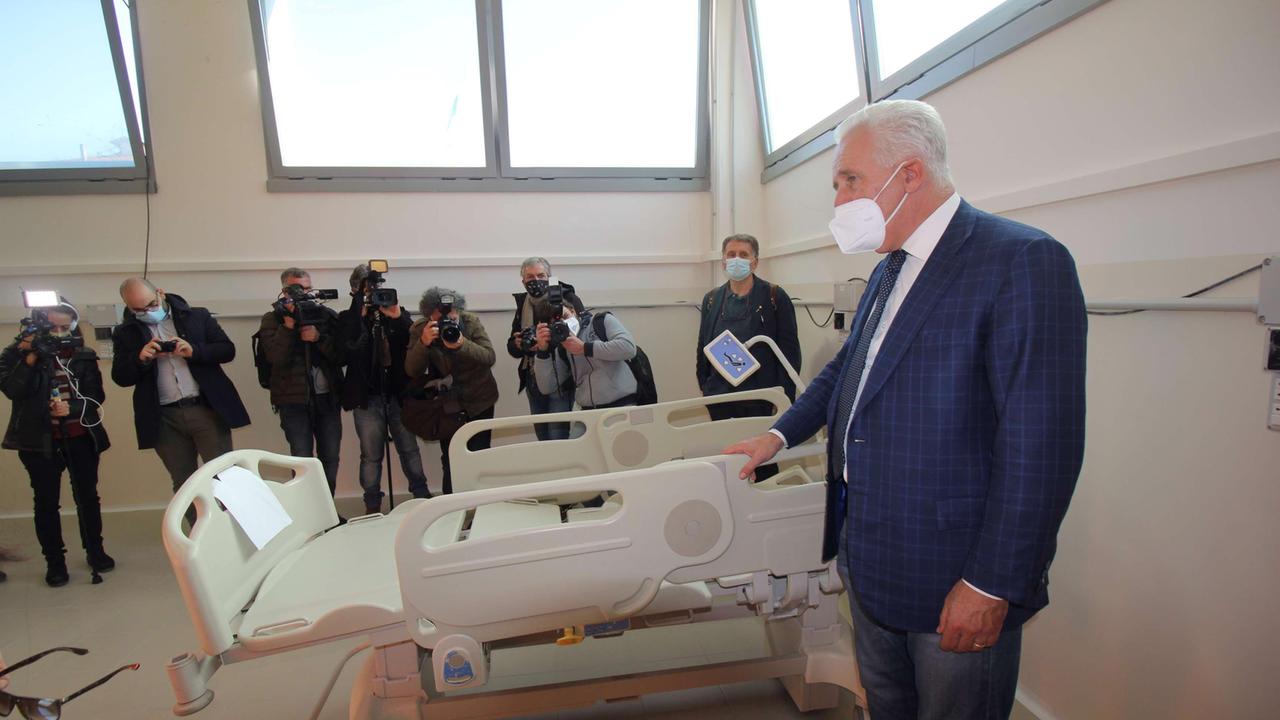 Il presidente della Regione Eugenio Giani durante il sopralluogo al nuovo ospedale Covid del Creaf