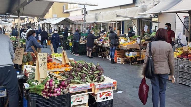Il mercato di piazza Cavallotti