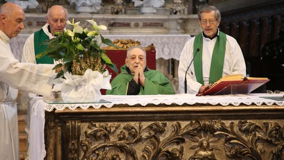 Muore a 101 anni don Gaetano Incerti. Addio al parroco delle Officine Reggiane