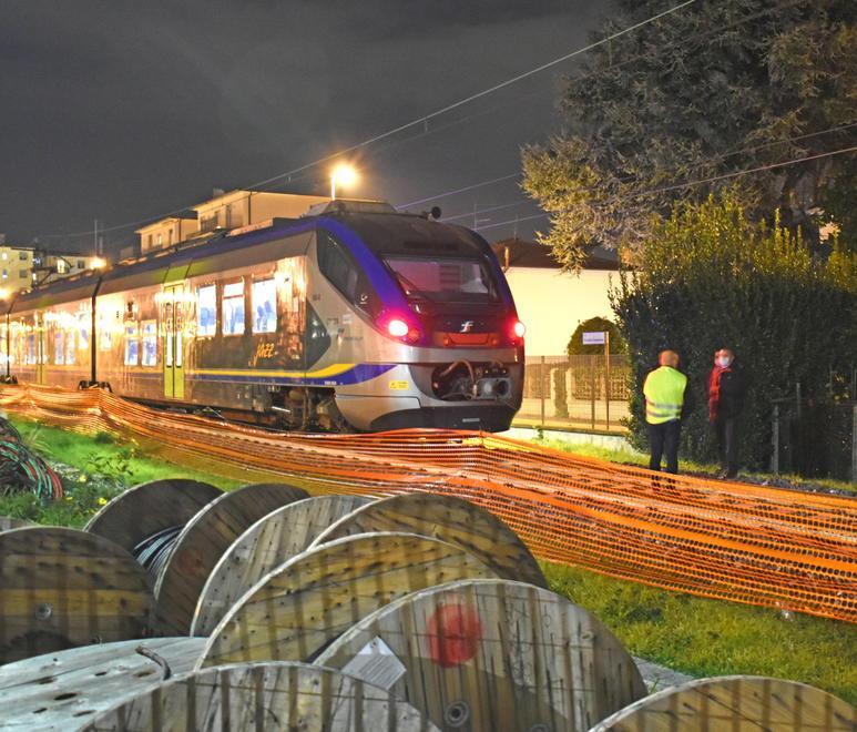 Gli addetti delle Ferrovie con i poliziotti della Polfer nei pressi del treno che ha investito la ragazza (foto Gori)